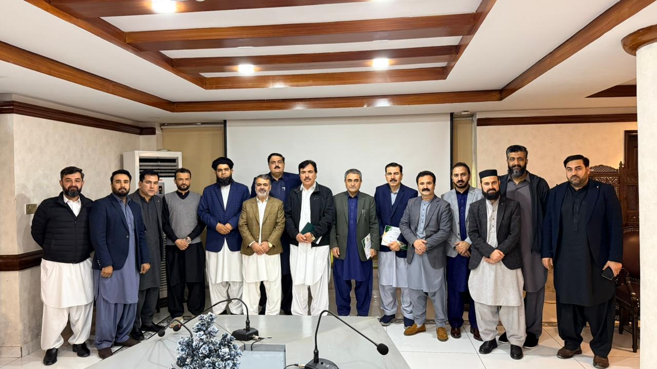 The Secretary C&W, along with the Chief Engineer (Center) and Chief Engineer (South-I), awarded shields and certificates to a high-level delegation from Gilgit-Baltistan and representatives of the C&W Staff Committee.